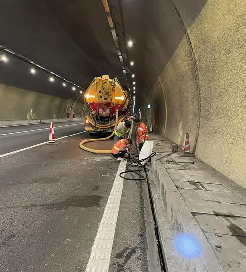 黄江镇隧道排水渠清淤